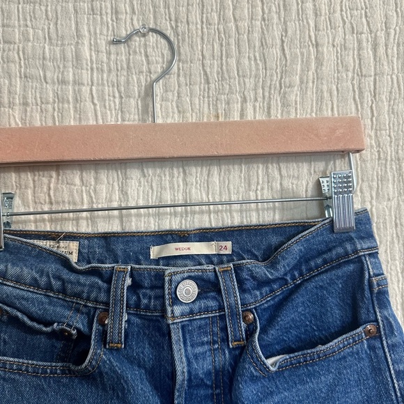 Levi's Women's Wedgie Shorts 24 - Picture 3 of 3